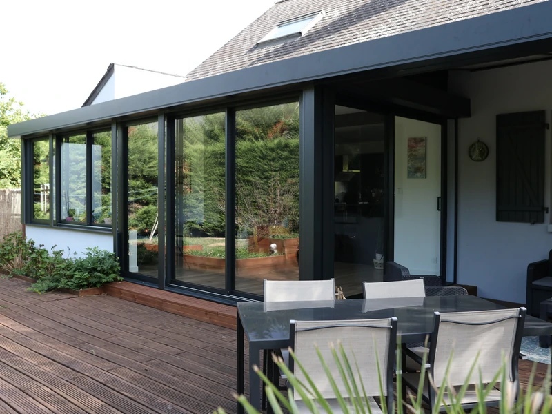 Véranda Aluminium Panorama noire vue de l'extérieur
