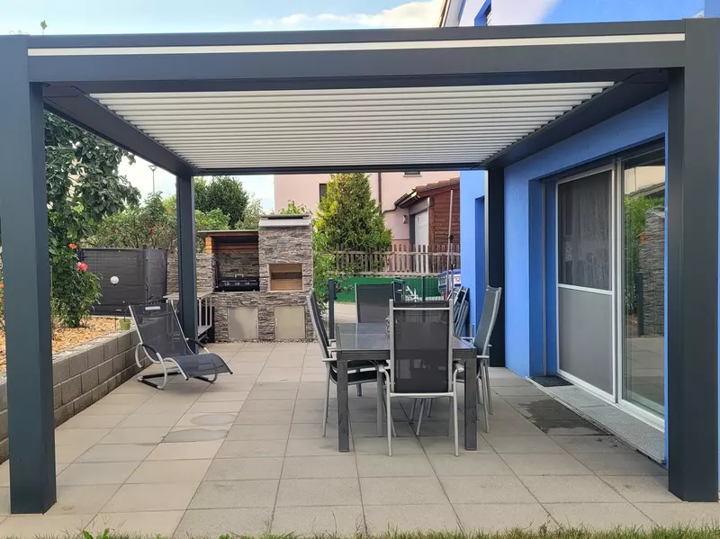 Pergola à lames orientables aux Montets