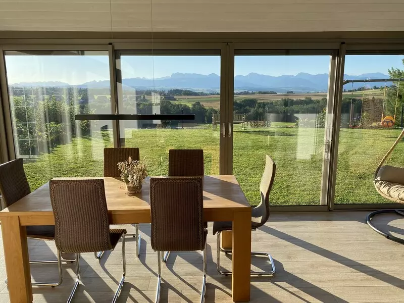 intérieur de la véranda bioclimatique à Carrouge